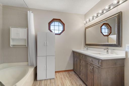 864 Winterberry Court, Woodbury, MN 55125