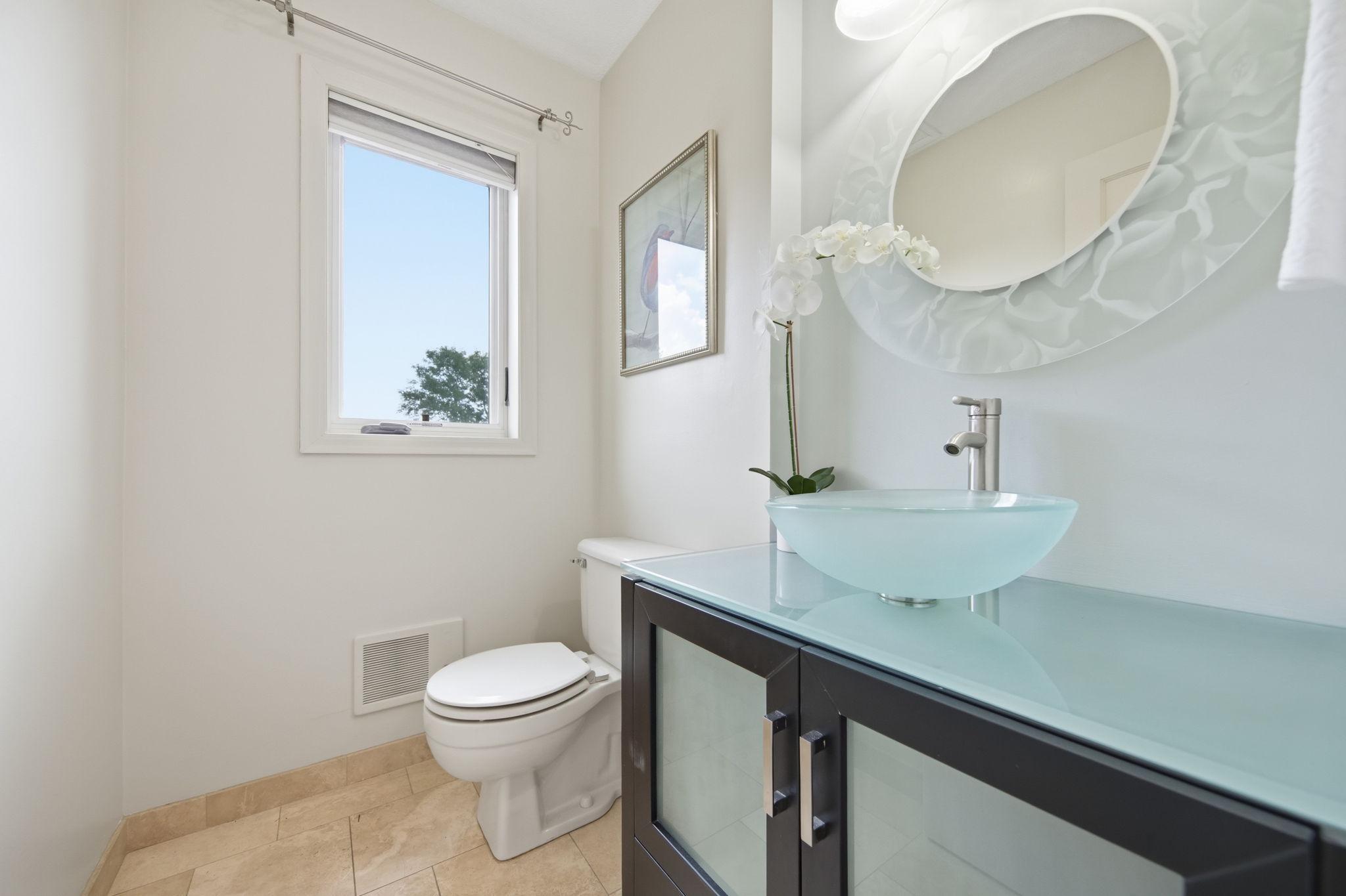 Main level 1/2 bathroom.