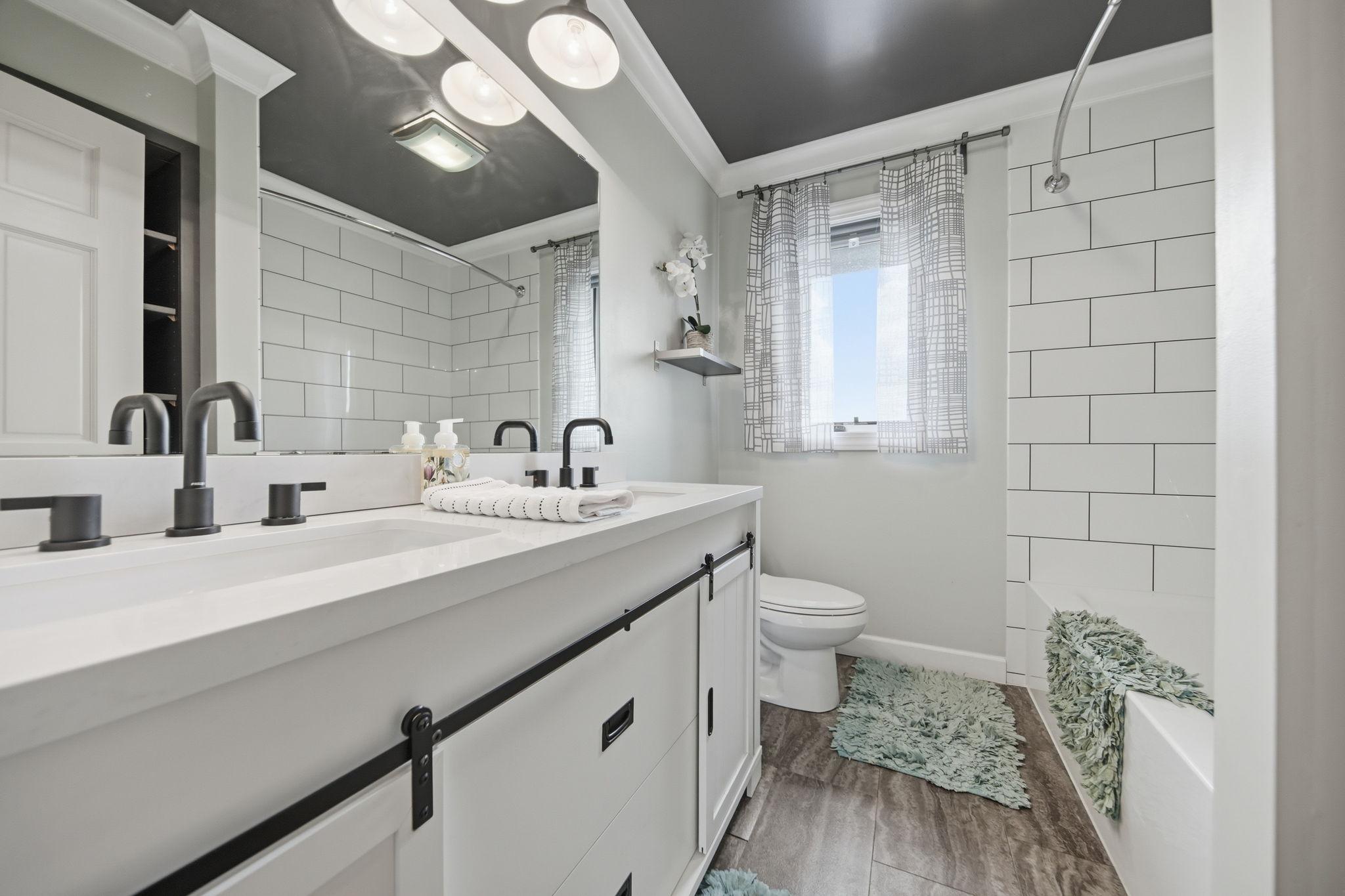 Upper level full bathroom.