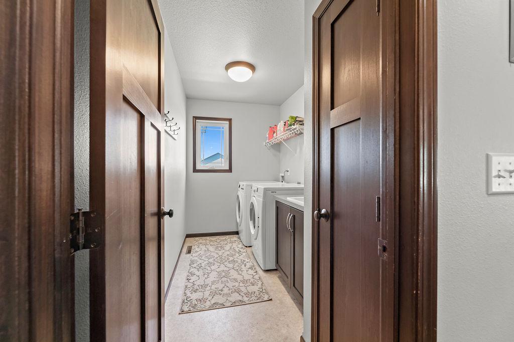 Laundry w/ natural light (main)