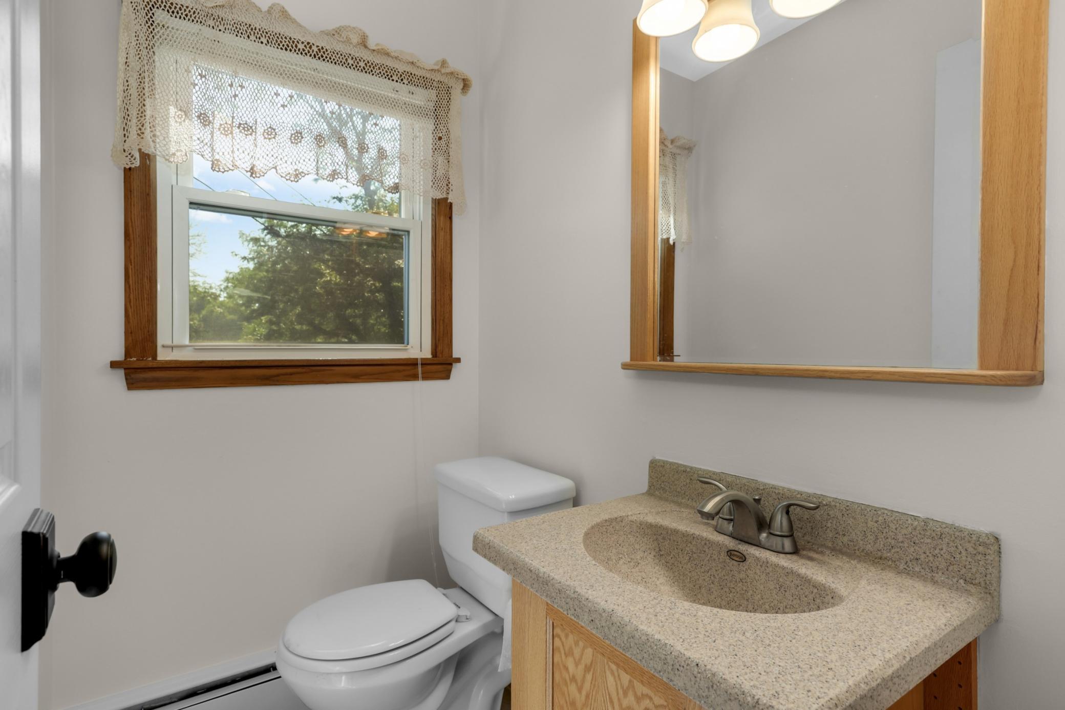 Main level 1/2 bath