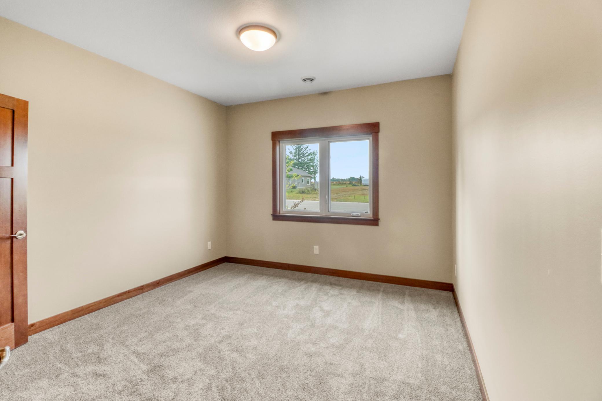 Bedroom1_1.JPG