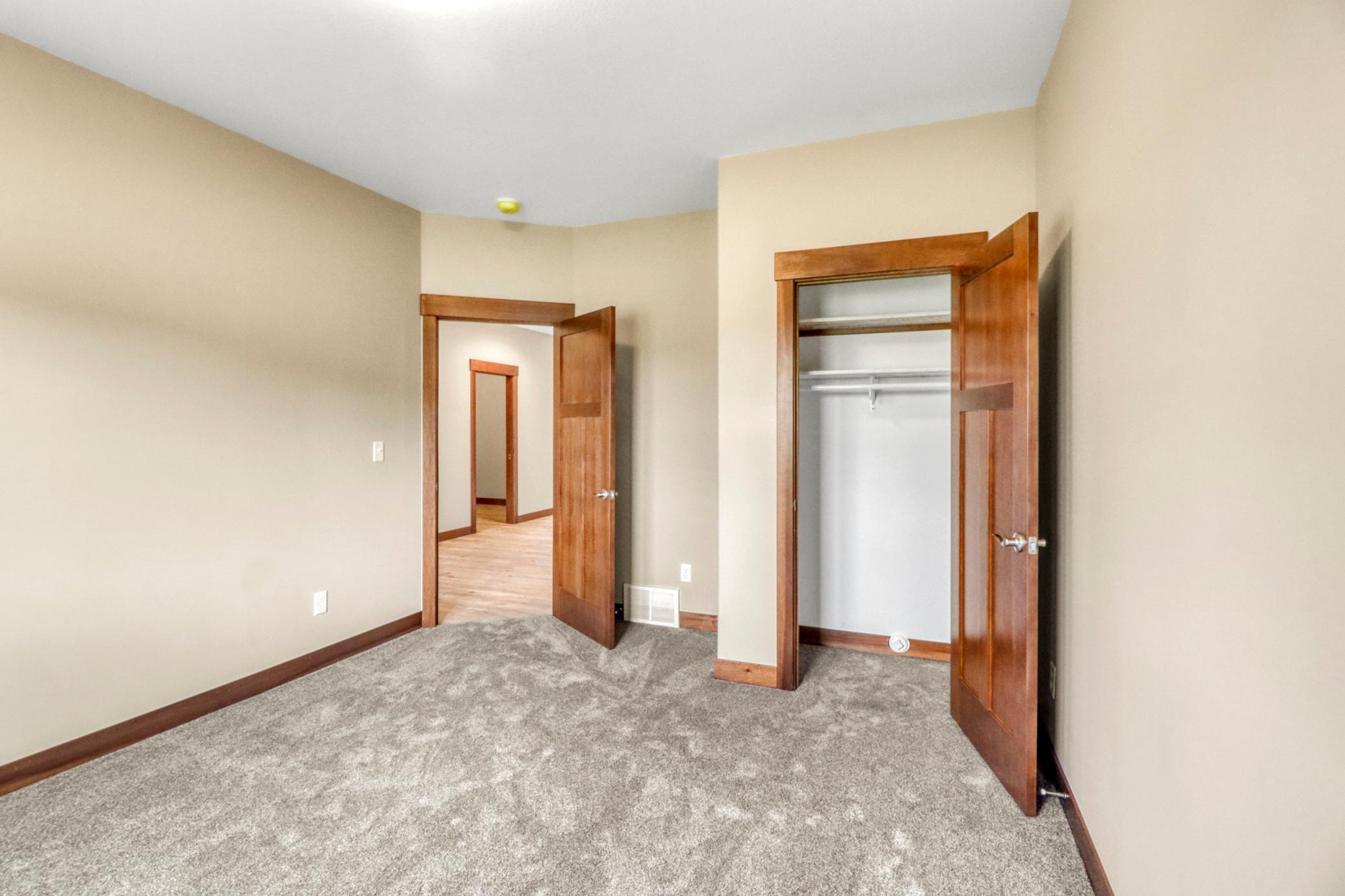 Bedroom1_3.JPG