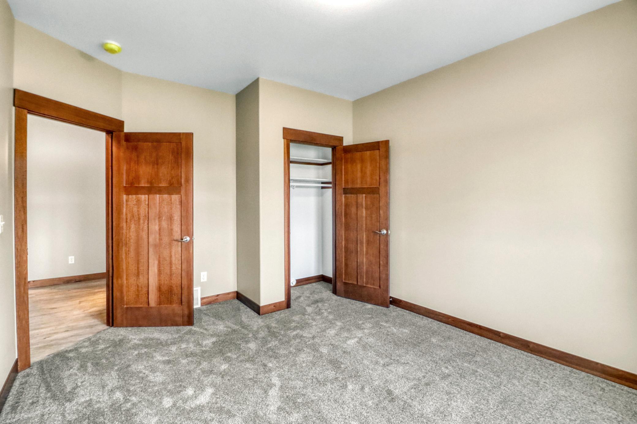 Bedroom1_2.JPG