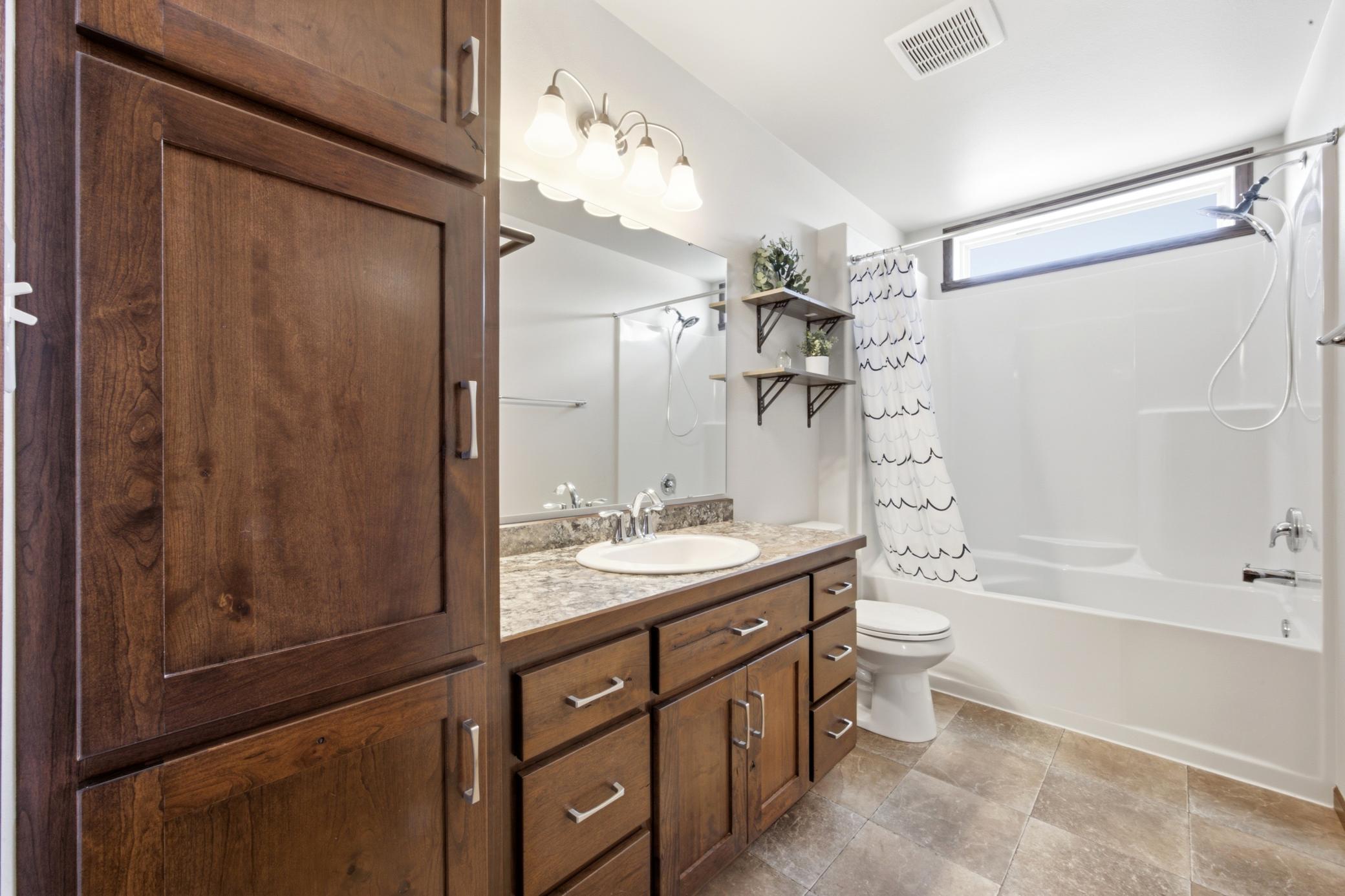 Upper Level Full Bath (with linen & garden soaking tub)