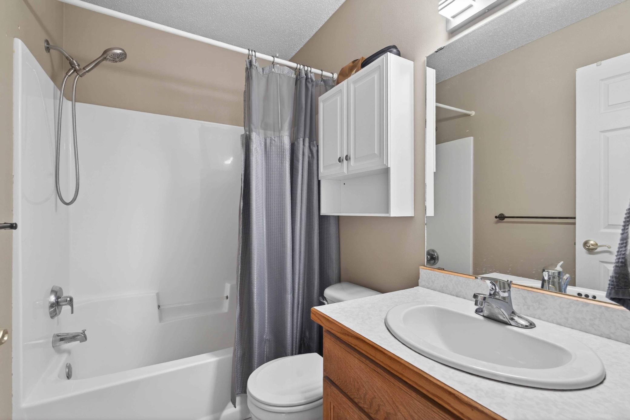 UPPER LEVEL MAIN BATHROOM