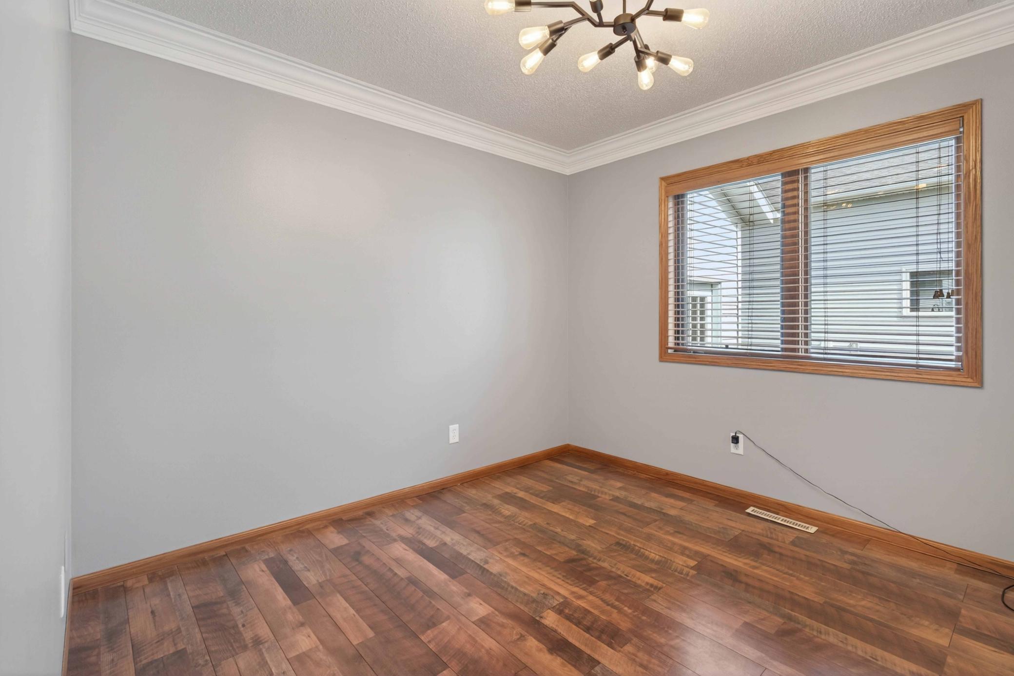 BEDROOM/OFFICE ON MAIN