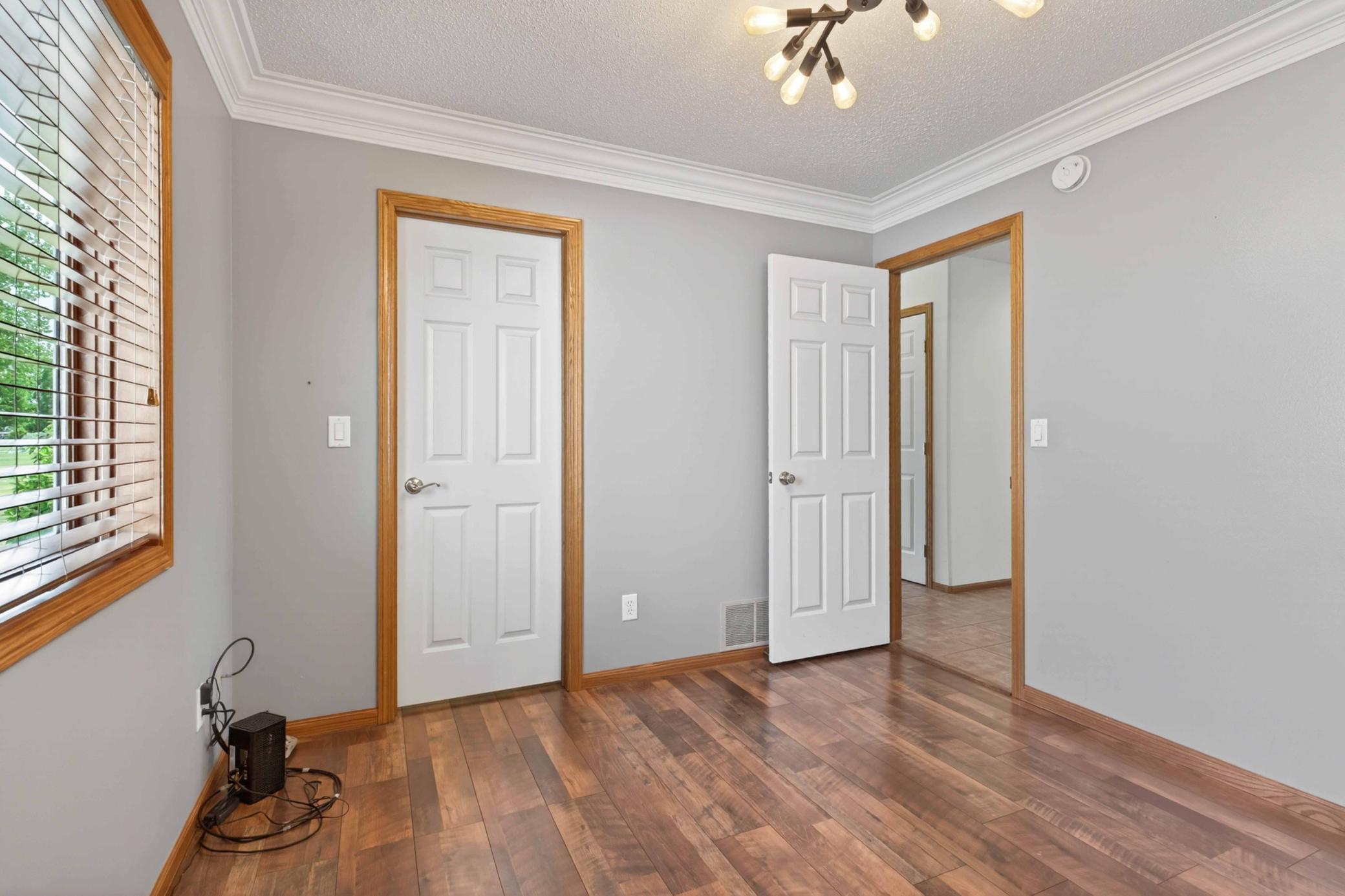 BEDROOM/OFFICE ON MAIN