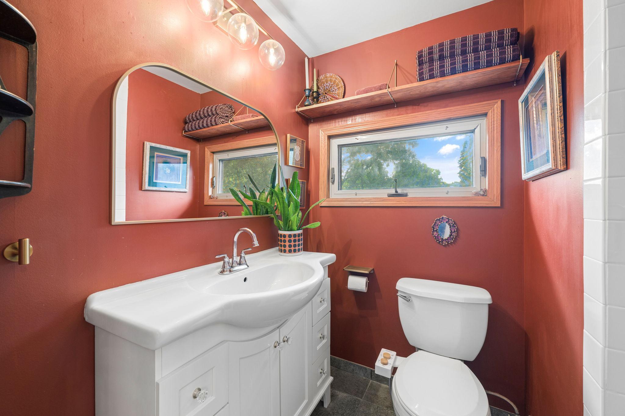 Upper level 3/4 bath.