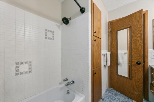 Nice shower/tub