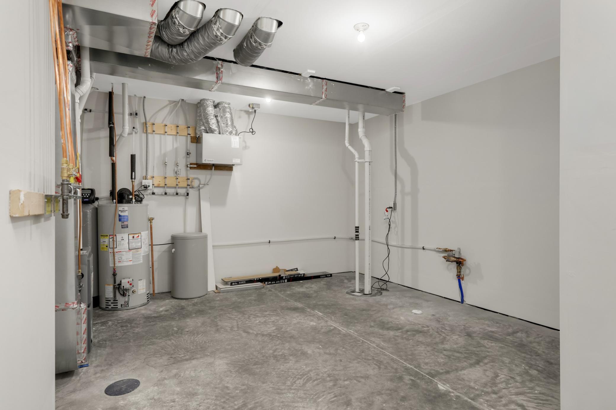 Huge Utility Room with storage space.