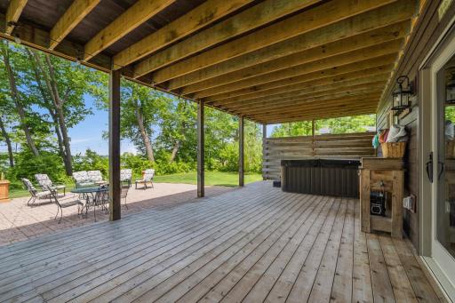 Lower Deck-Hot Tub Included