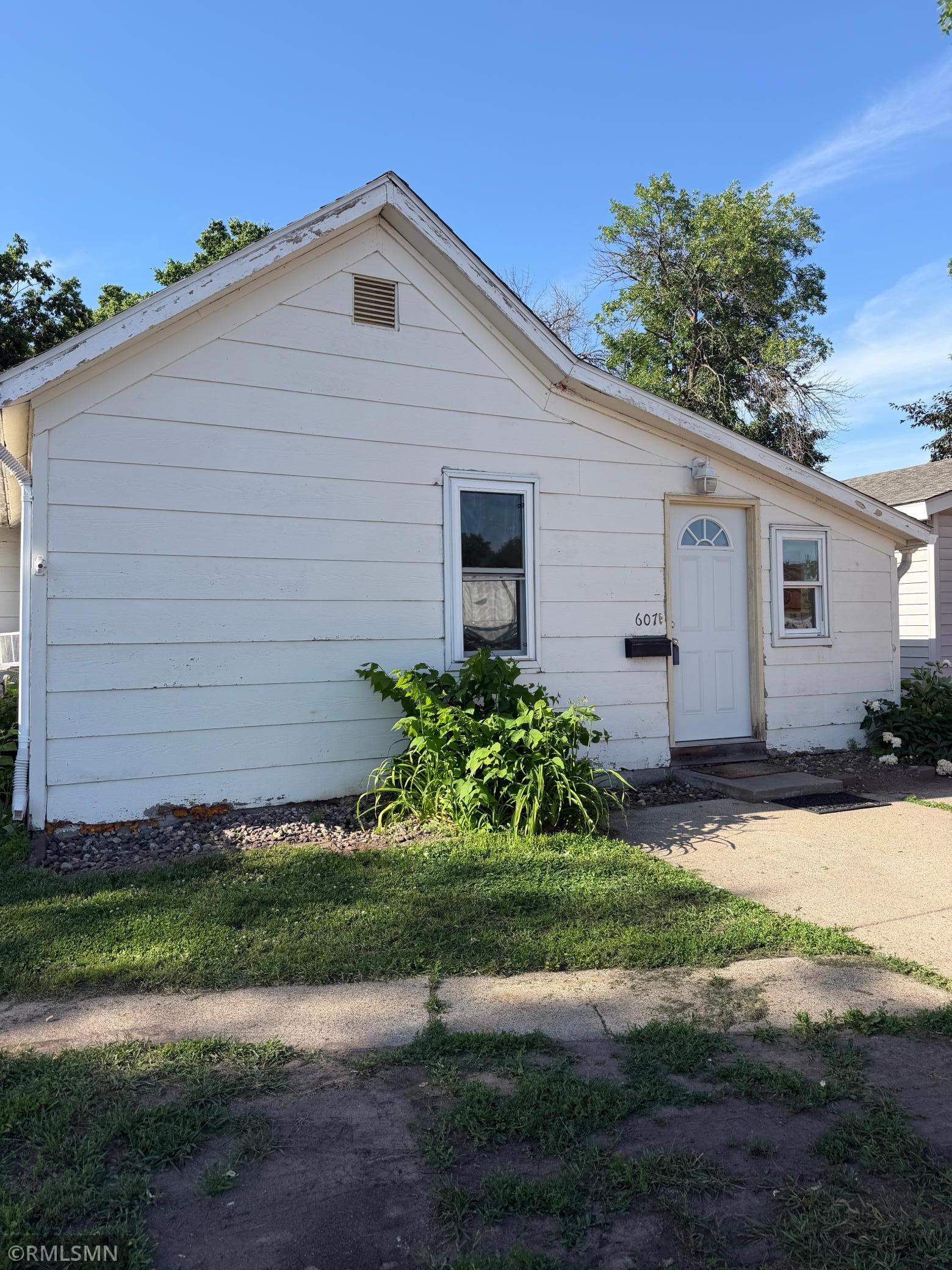 Welcome to 607 1st Ave E