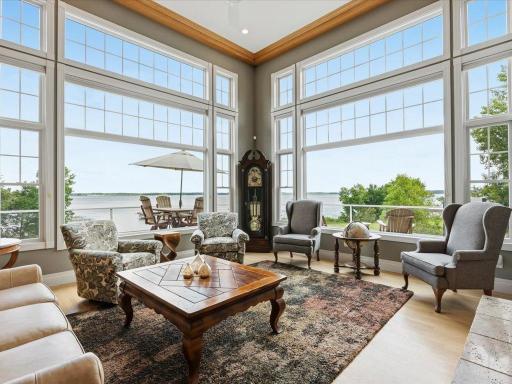 Large Windows for a panoramic view of Lake Lida