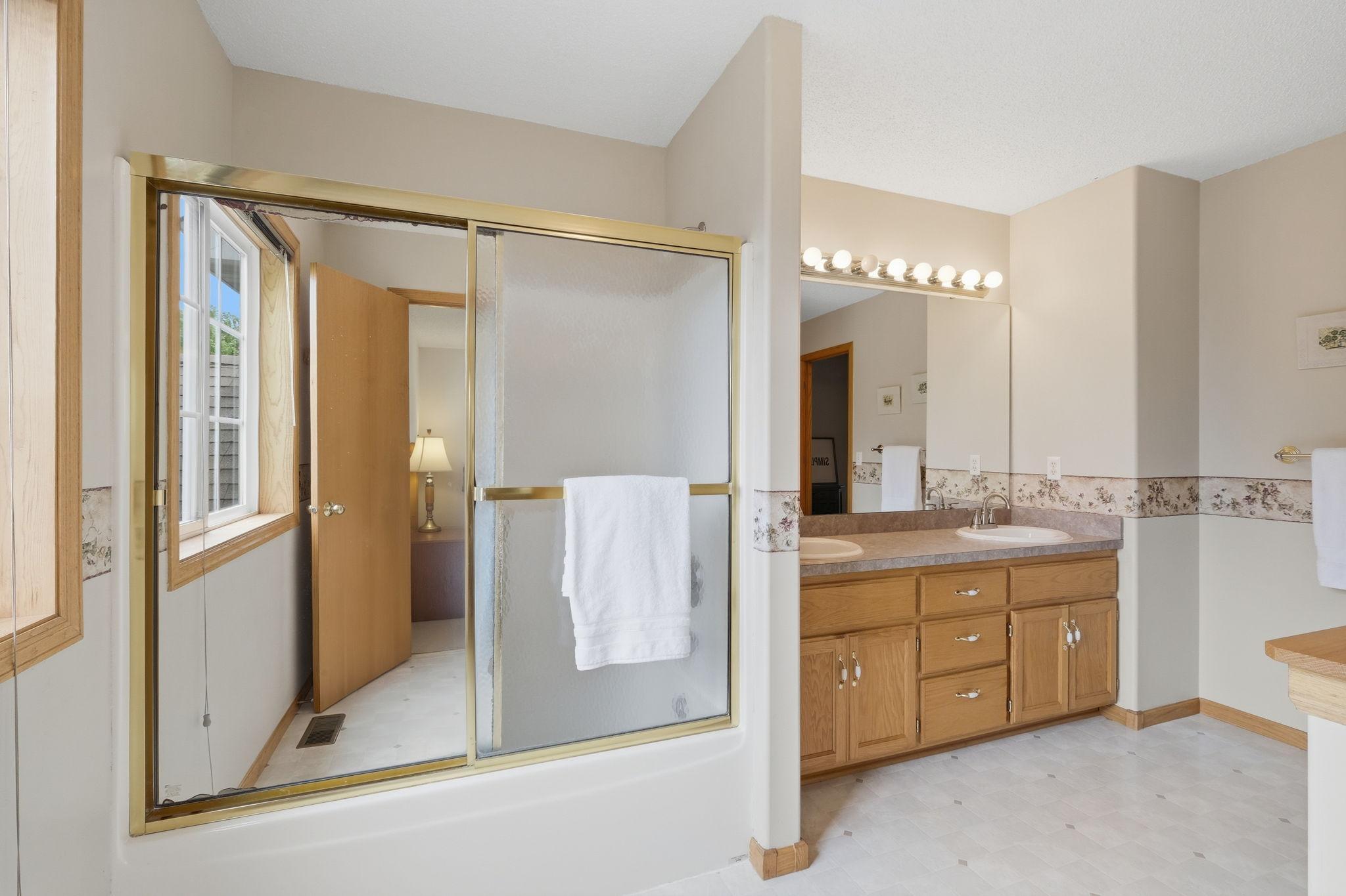 Upper-level full bath
