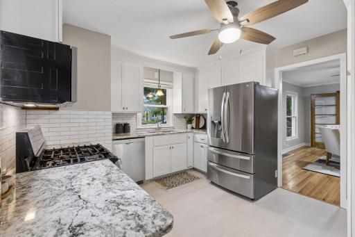 Stylish finishes, thoughtful design, and abundant workspace create a space that's as functional as it is beautifulâone every home chef will appreciate.