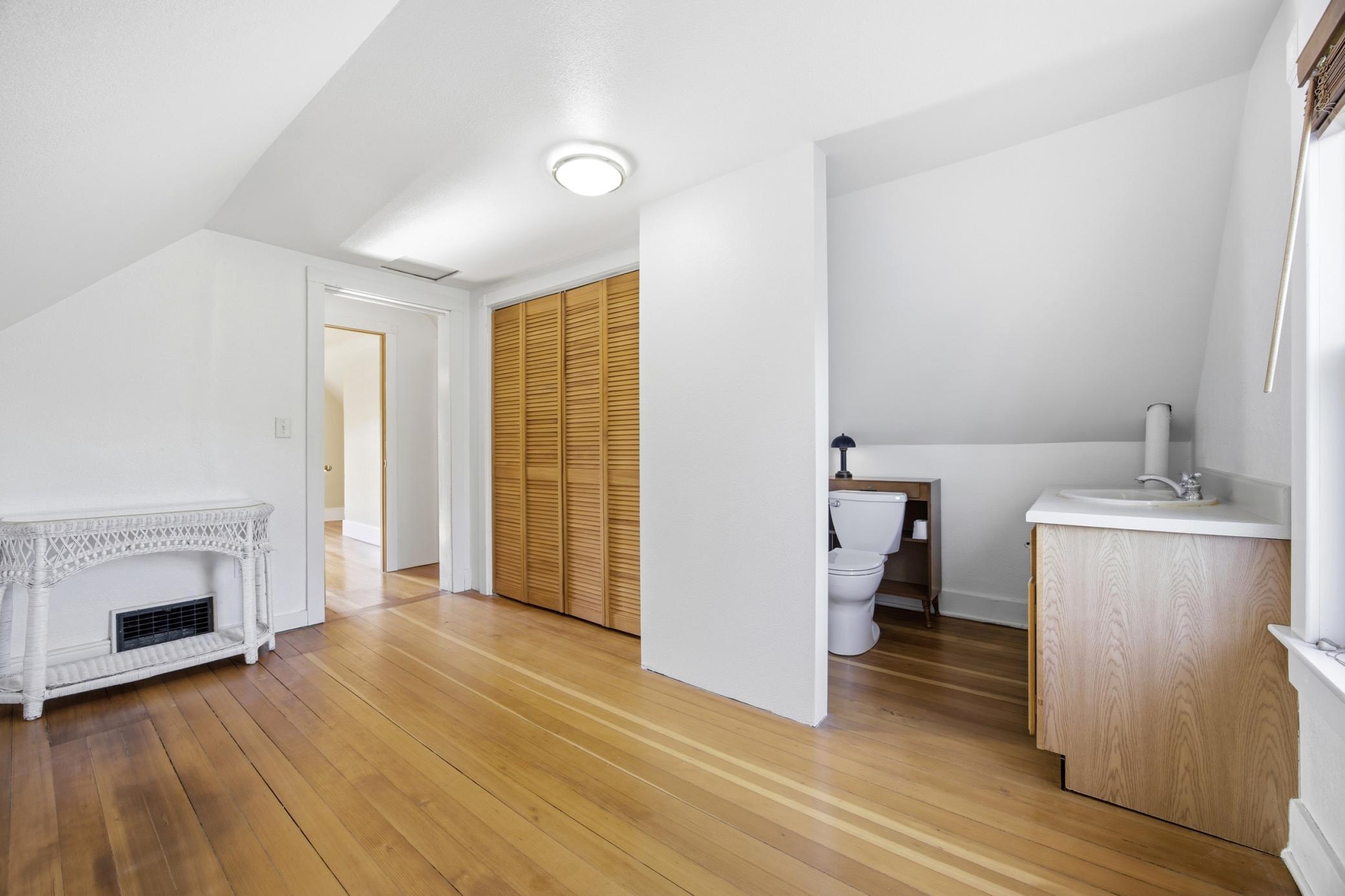 2nd upper Bedroom w/bathroom