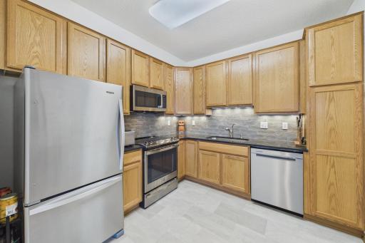 Updated kitchen, SS appliances & granite
