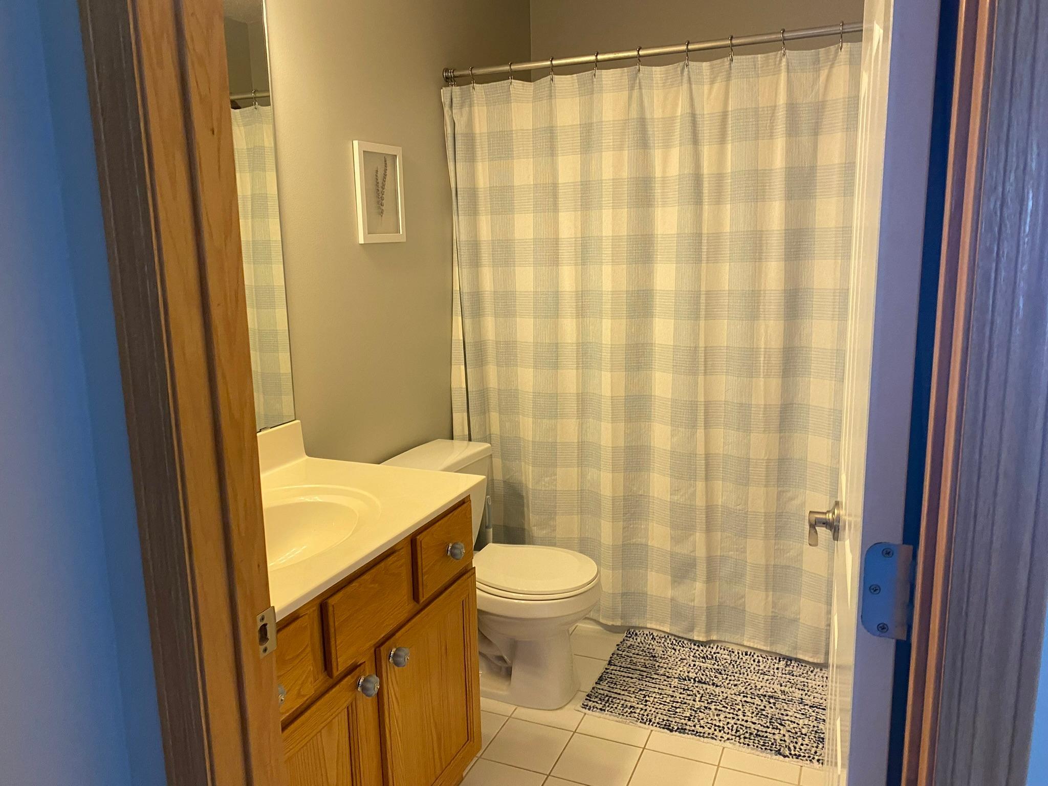 12 2nd Upper level full bath.JPEG