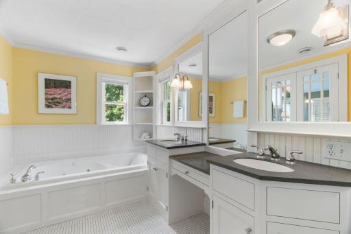 607 Ivy Falls Avenue, Saint Paul, MN 55118