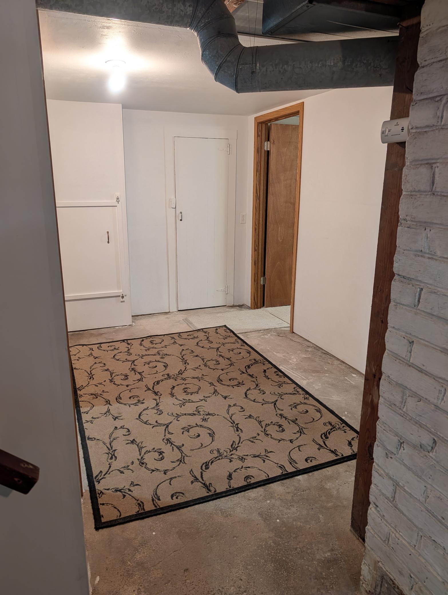 Area between bath & bedroom