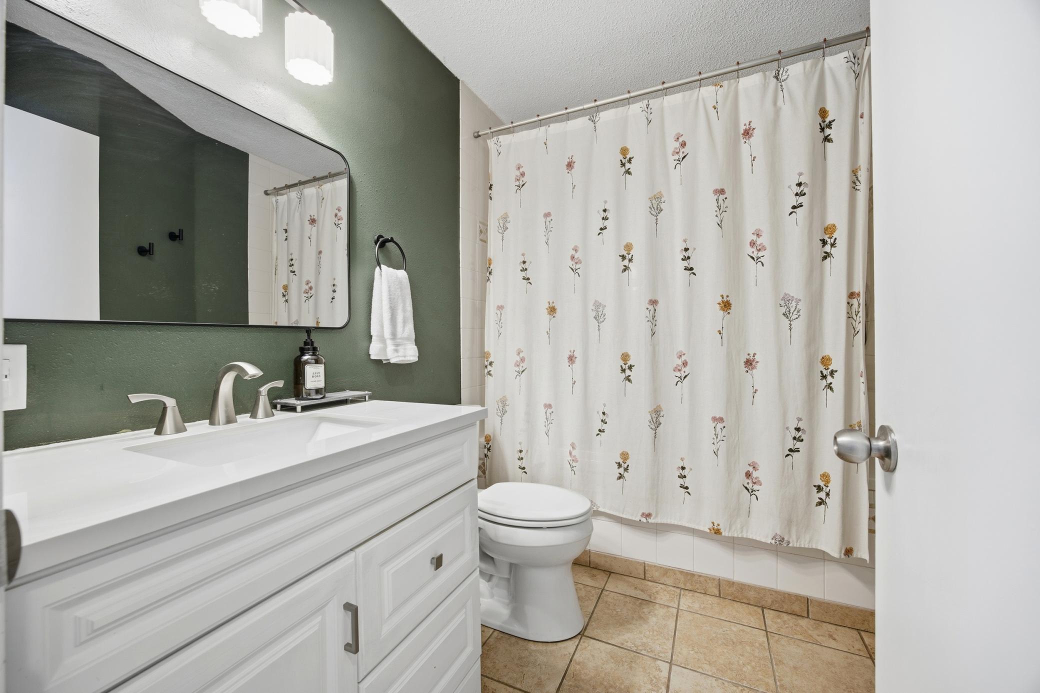 Upper Bath w/jacuzzi Tub