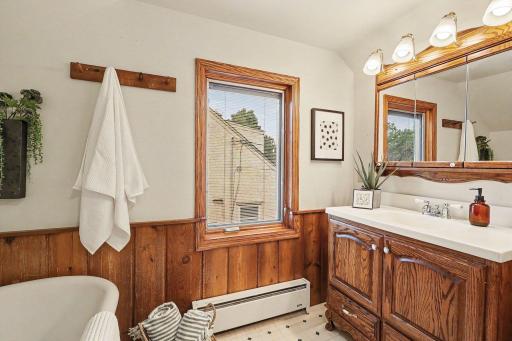 Upper level primary bath