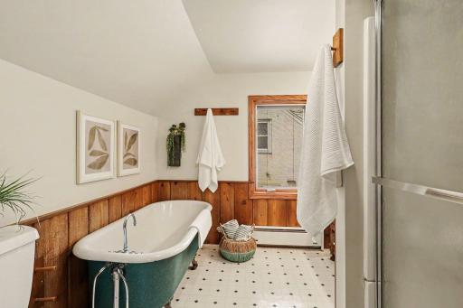 Upper level primary bath