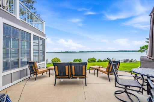 Enjoy conversations and relax on the water
