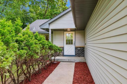 326 Warner Avenue N, Mahtomedi, MN 55115