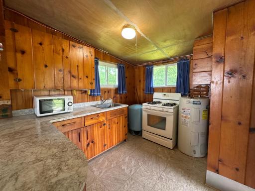 Kitchen with peninsula