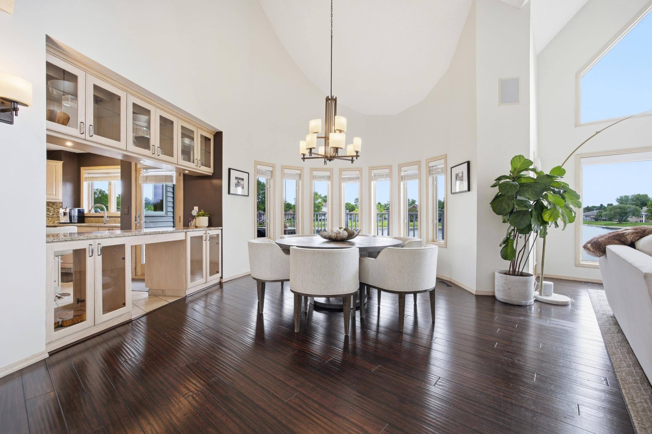 Dining Room w/ Breakfast Bar