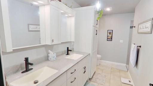 408-N-Main-Street-Primary Bathroom.jpg