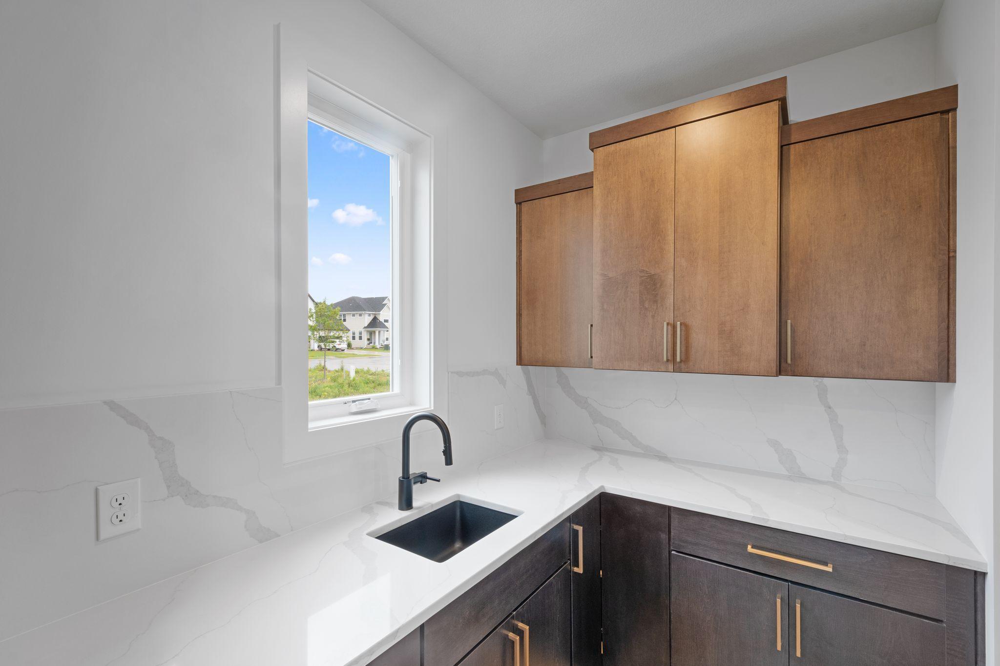 Butler's pantry/prep kitchen