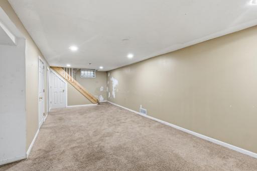 1450 Sandhurst Avenue E, Saint Paul, MN 55109