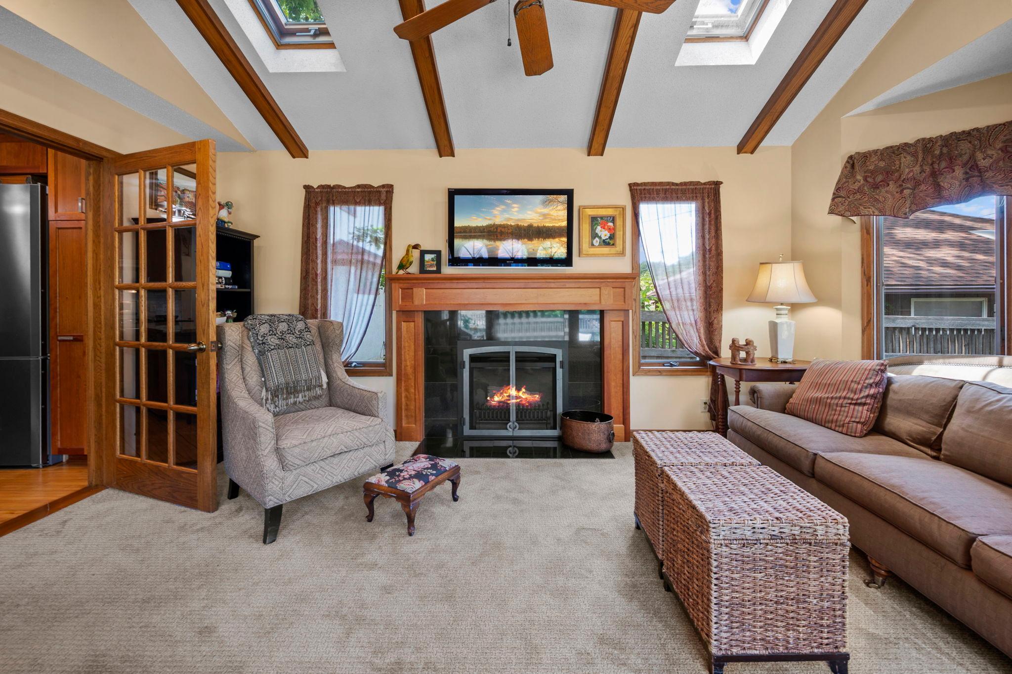 23-web-or-mls-1801 Wellesley Ave-232.jpg