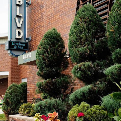 POPULAR BLVD RESTAURANT WITHIN WALKING DISTANCE