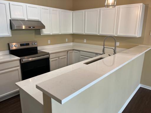 454 Willoughby Way W, Hopkins, MN 55305
