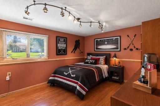 8068 Lower 147th Street W, Apple Valley, MN 55124