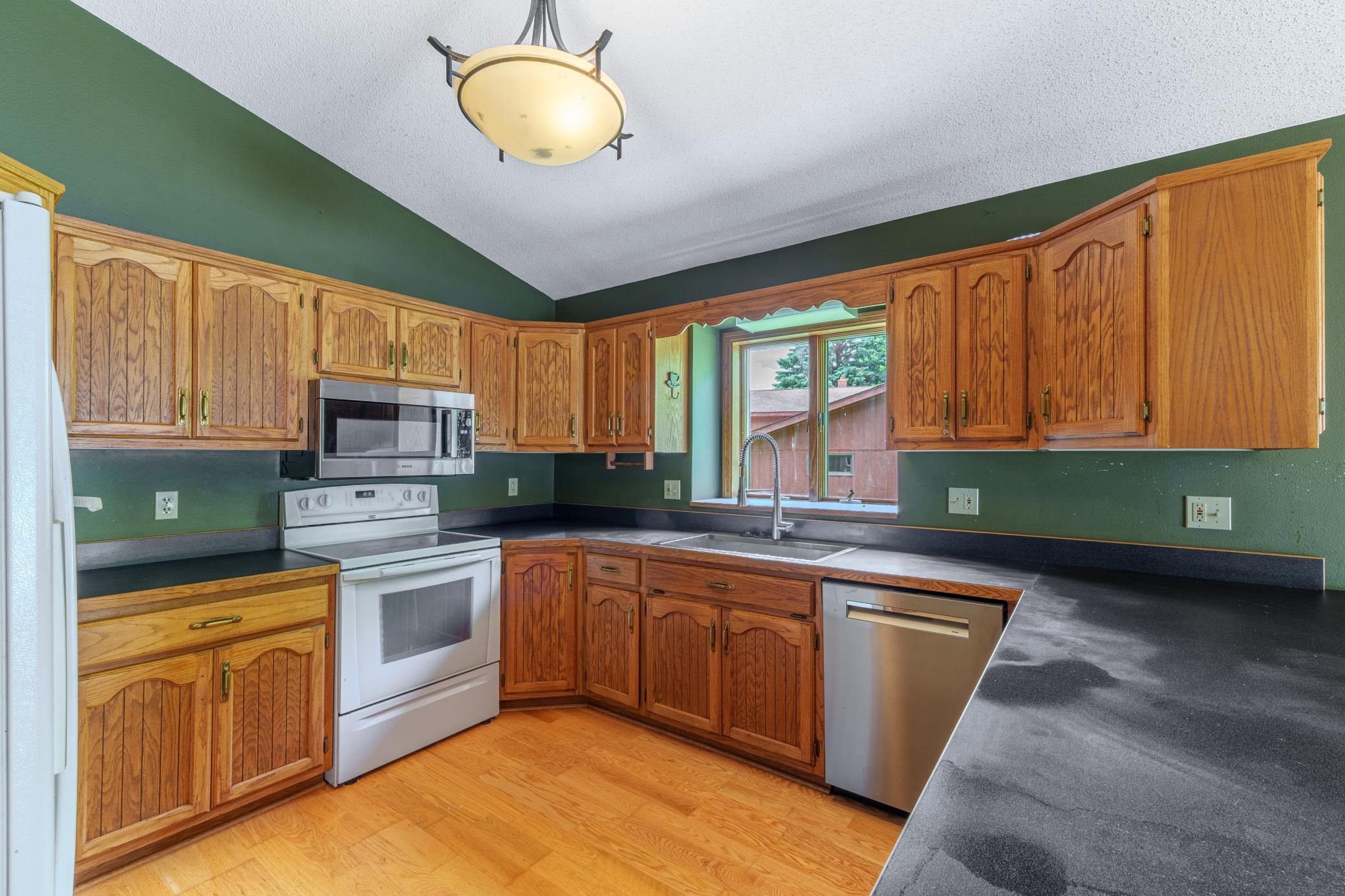 20 Kitchen.jpg