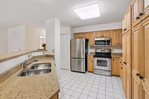 Kitchen w/breakfast bar