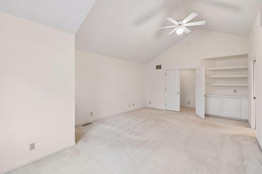 Main Bedroom w/built-in
