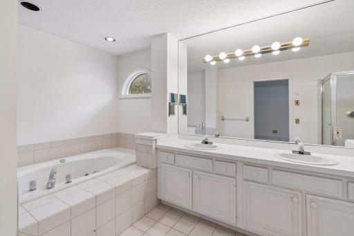 Full bathroom w/Jacuzz Tubi