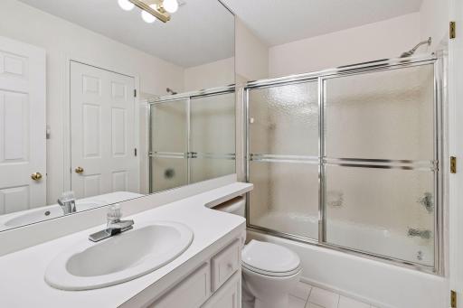 Jack & Jill Full Bathroom
