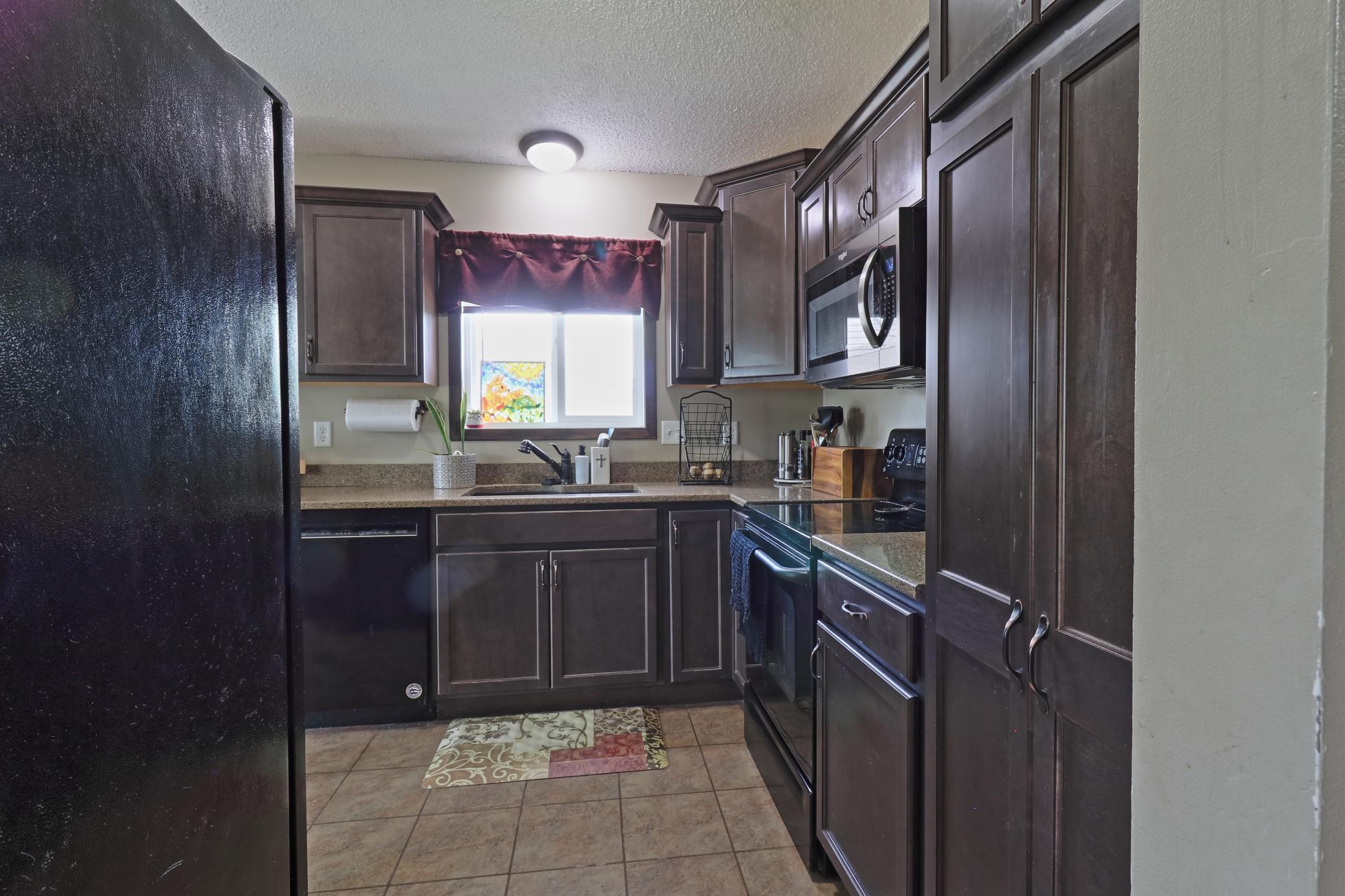 13 Kitchen.JPG