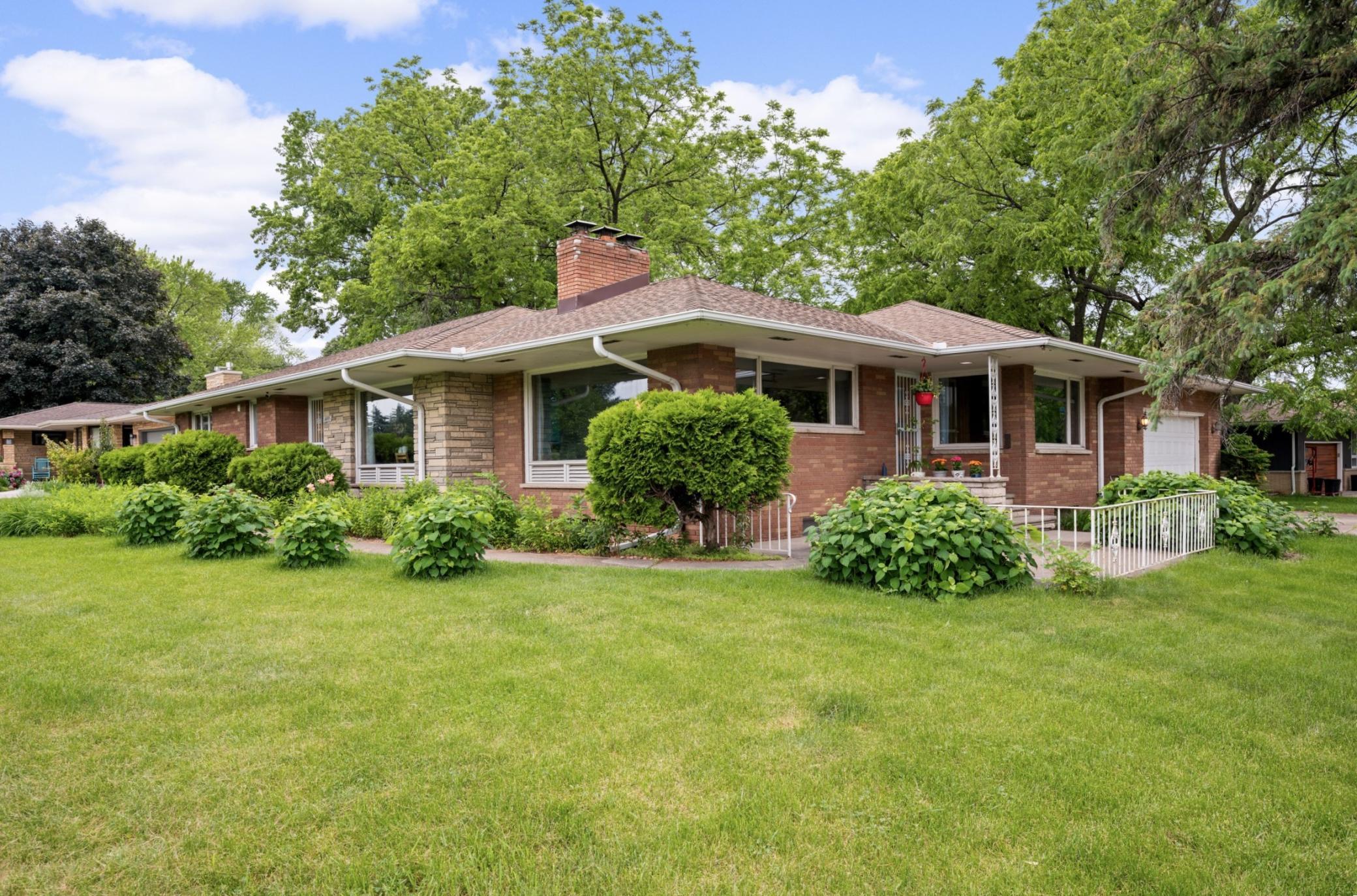 Welcome Home! 1495 County Road B2 W