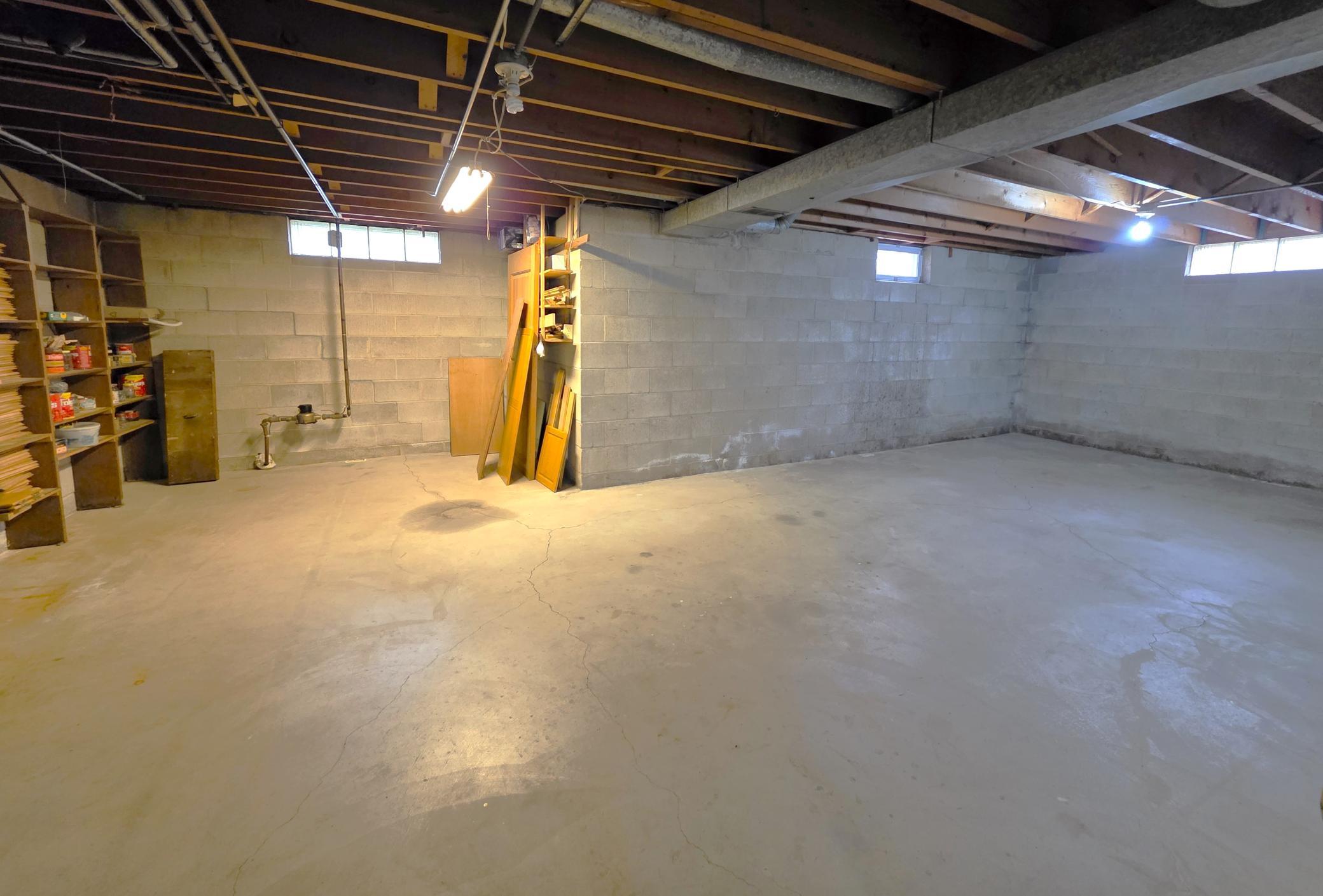 Huge unfinished area in the lower level. Possibilities!!