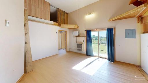 27352-Living-Room-Defurnished 1.jpg