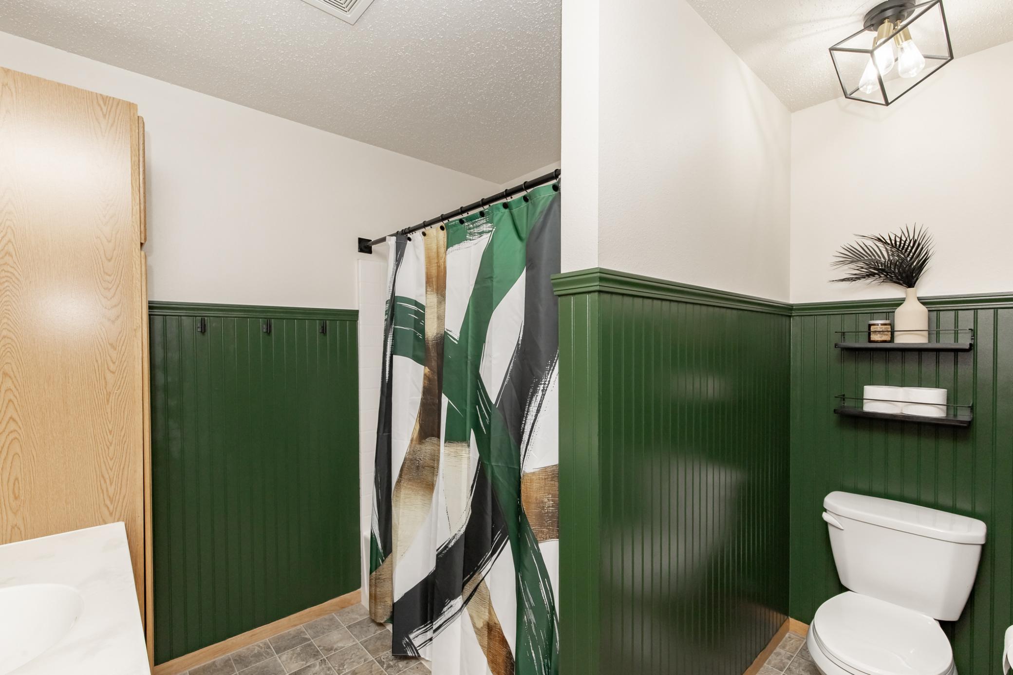 Primary Bathroom - Full - Hollywood