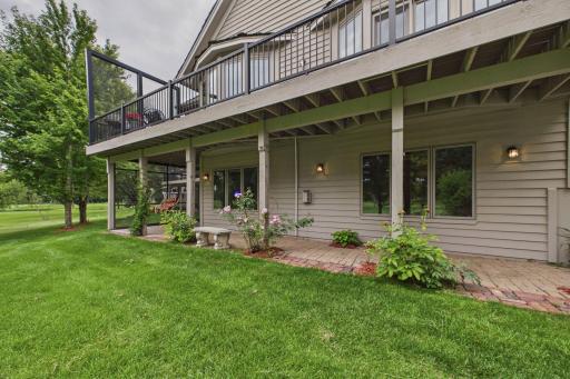 Well manicured yard. All part of the HOA benefits. Golf course offers fields of green for your viewing pleasure.